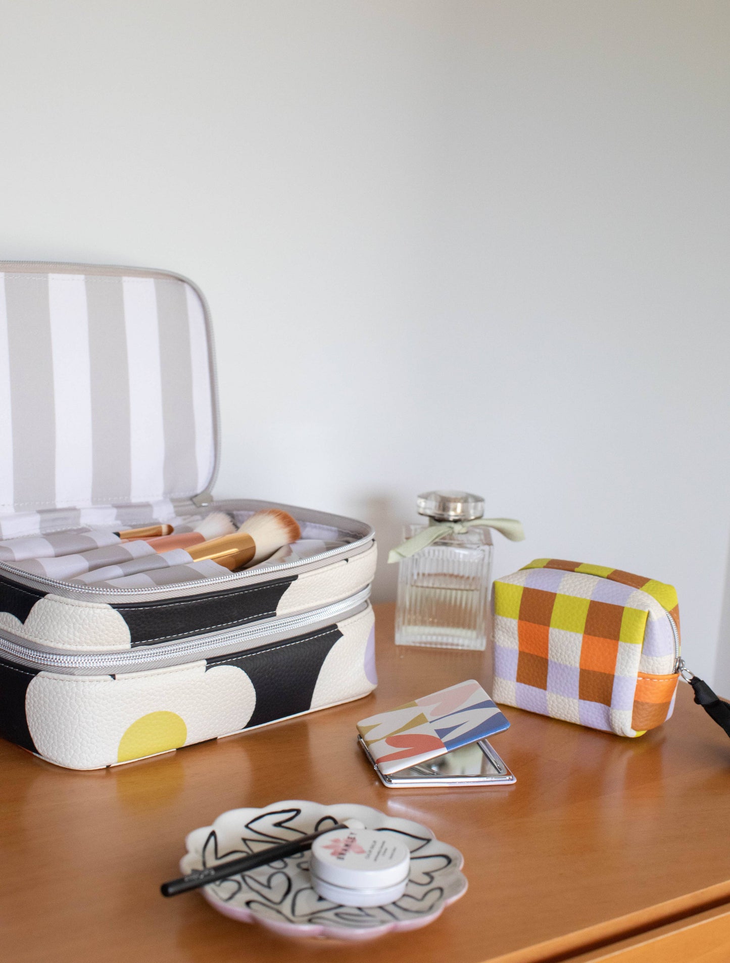 Outline Hearts Scallop Trinket Tray