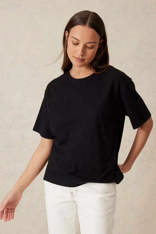 STEVIE SLOUCHY SPLIT HEM TEE/BLACK - Ceres Life