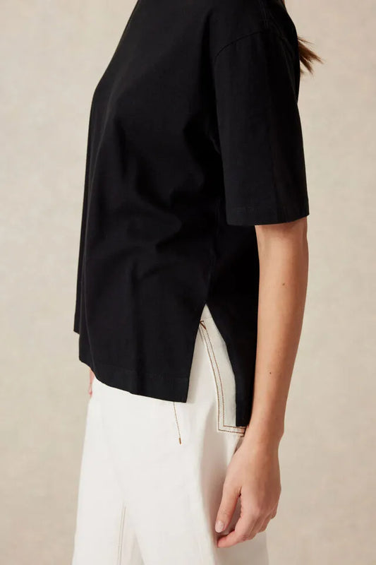 STEVIE SLOUCHY SPLIT HEM TEE/BLACK - Ceres Life