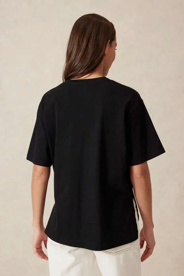 STEVIE SLOUCHY SPLIT HEM TEE/BLACK - Ceres Life